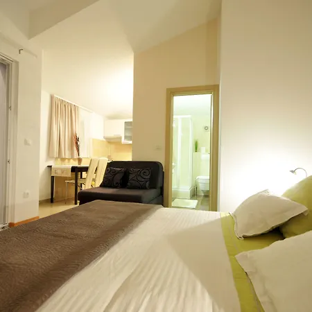 Apartments&rooms Maslina 4*