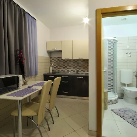 Apartments&rooms Maslina 4*