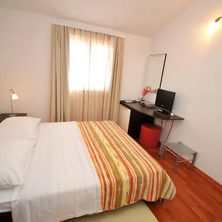 Apartments&rooms Maslina 4*