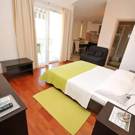 Apartments&rooms Maslina 4*