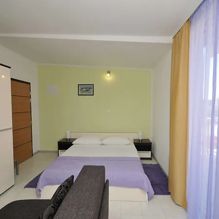 Affittacamere Apartments&rooms Maslina 4*